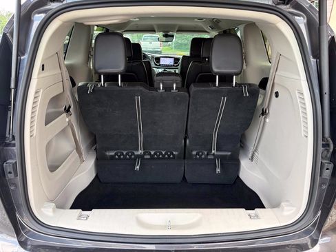 Used 2023 Chrysler Pacifica Touring-L FWD image 16