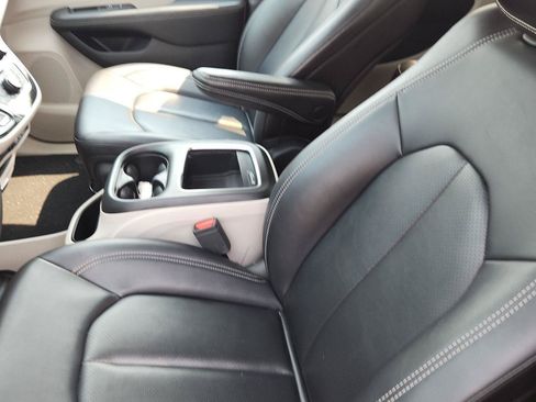 Used 2024 Chrysler Pacifica Touring-L FWD image 10