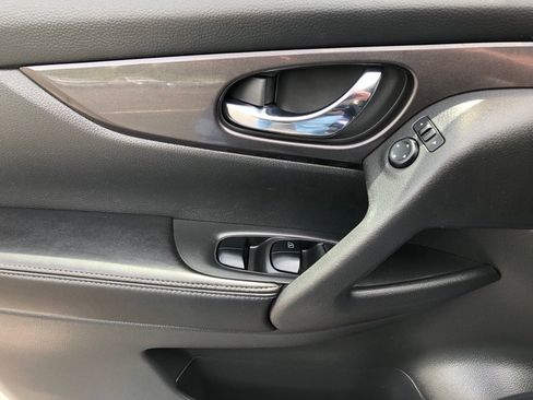 Used 2019 Nissan Rogue SV AWD/4WD image 17
