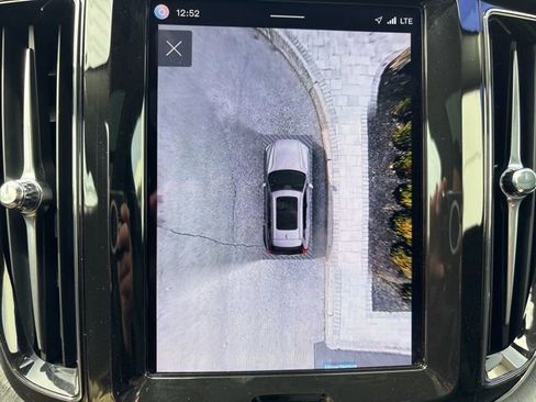 Used 2025 Volvo XC60 B5 Plus image 28