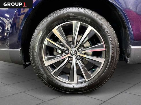 Certified 2021 Toyota Venza LE image 10