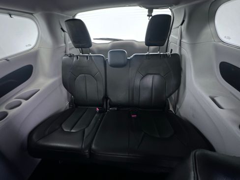 Used 2020 Chrysler Pacifica Touring-L FWD image 23