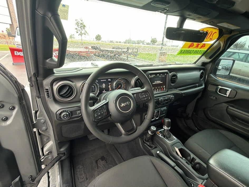Used 2023 Jeep Gladiator Sport AWD/4WD image 14
