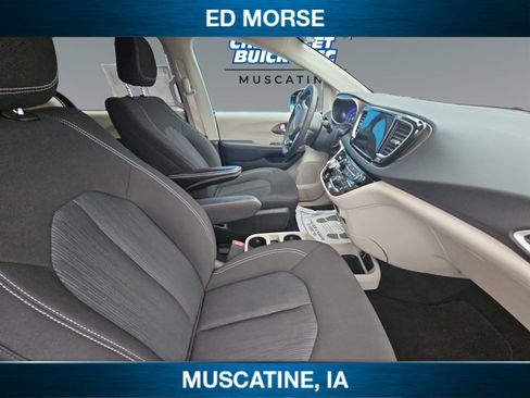 Used 2024 Chrysler Voyager LX image 16