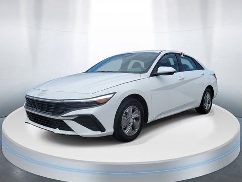 Used 2025 Hyundai Elantra SE w/ Cargo Package image 2