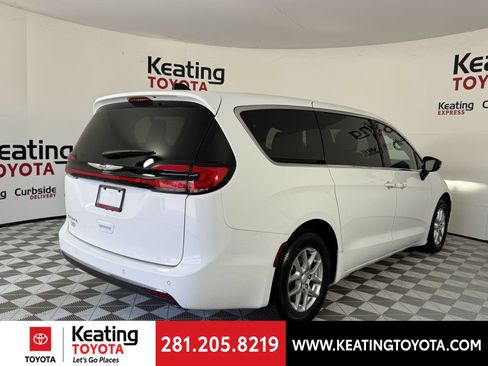 Used 2025 Chrysler Pacifica Select FWD image 5