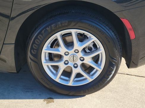 Used 2021 Chrysler Pacifica Touring-L image 14