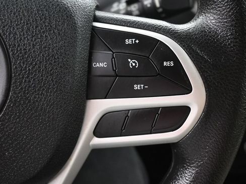 Used 2018 Jeep Cherokee Latitude w/ Safety Group AWD/4WD image 19