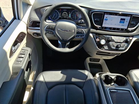 Used 2024 Chrysler Pacifica Touring-L FWD image 15