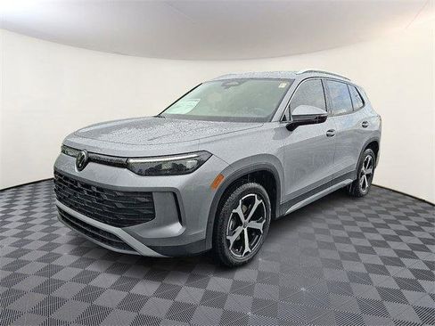 New 2025 Volkswagen Tiguan SE image 3