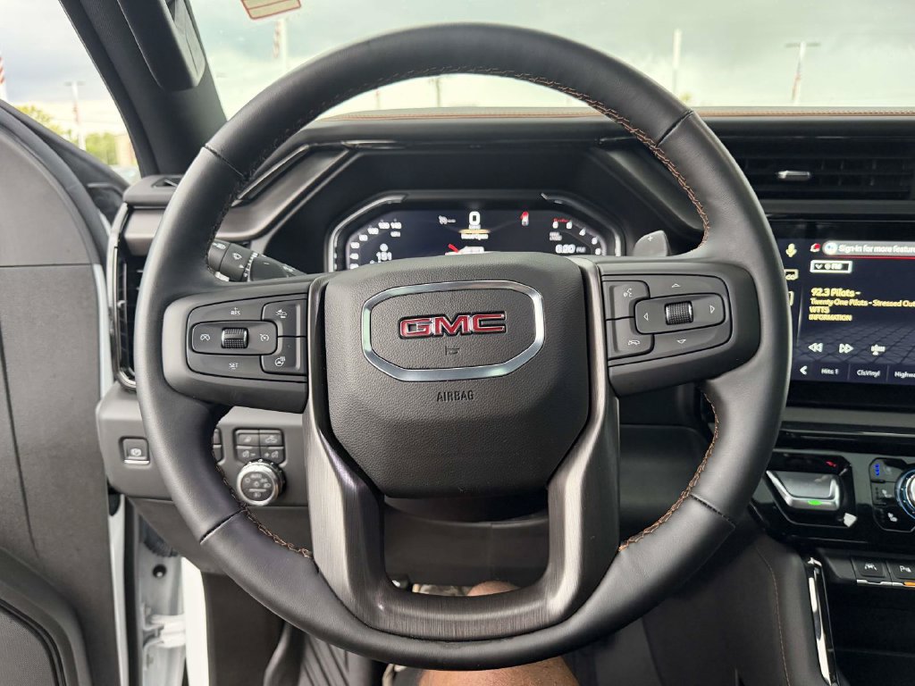Used 2025 GMC Sierra 1500 AT4 w/ AT4 Premium Package AWD/4WD image 28