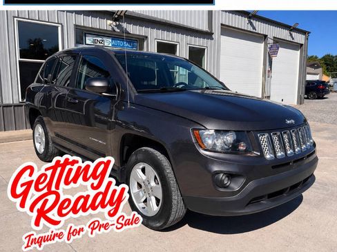 Used 2017 Jeep Compass Latitude FWD image 1
