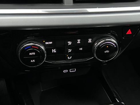 Used 2025 Chevrolet Trax LT FWD image 25