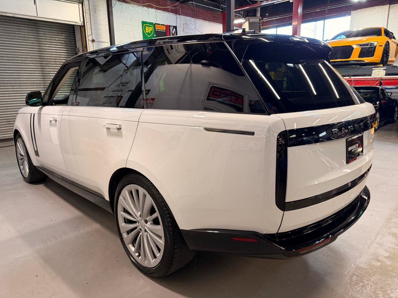 Used 2024 Land Rover Range Rover Long Wheelbase SE AWD/4WD image 9