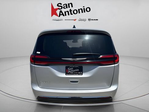 Certified 2024 Chrysler Pacifica Touring-L FWD image 13