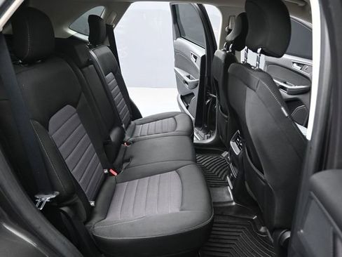 Used 2019 Ford Edge SE image 14