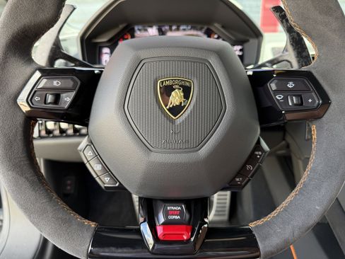 Used 2021 Lamborghini Huracan EVO image 32