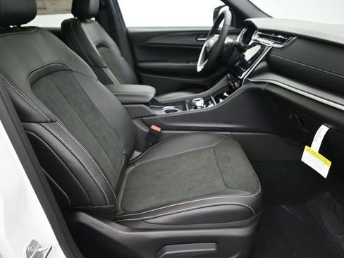 New 2025 Jeep Grand Cherokee Altitude image 12