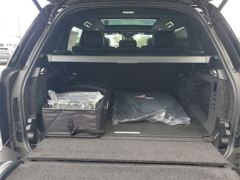 New 2025 Land Rover Range Rover Long Wheelbase SE image 11