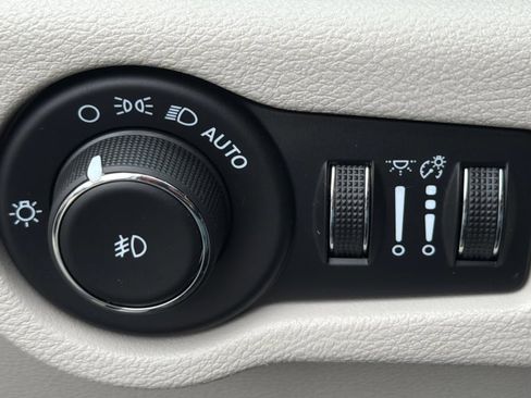 Used 2020 Chrysler Pacifica Touring-L Plus image 17