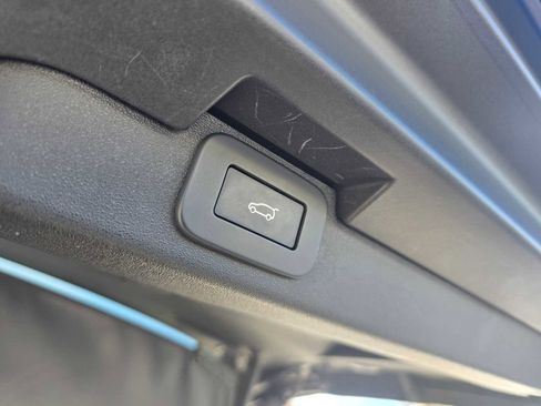 Used 2023 Land Rover Discovery S R-Dynamic image 17