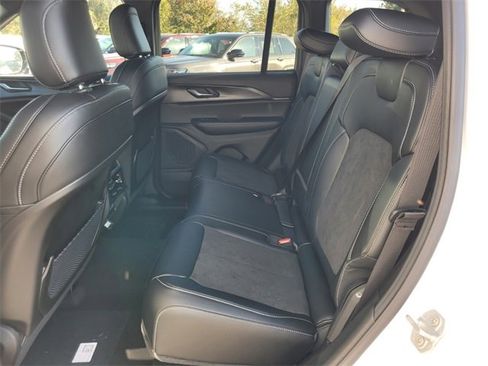 New 2025 Jeep Grand Cherokee Laredo image 7