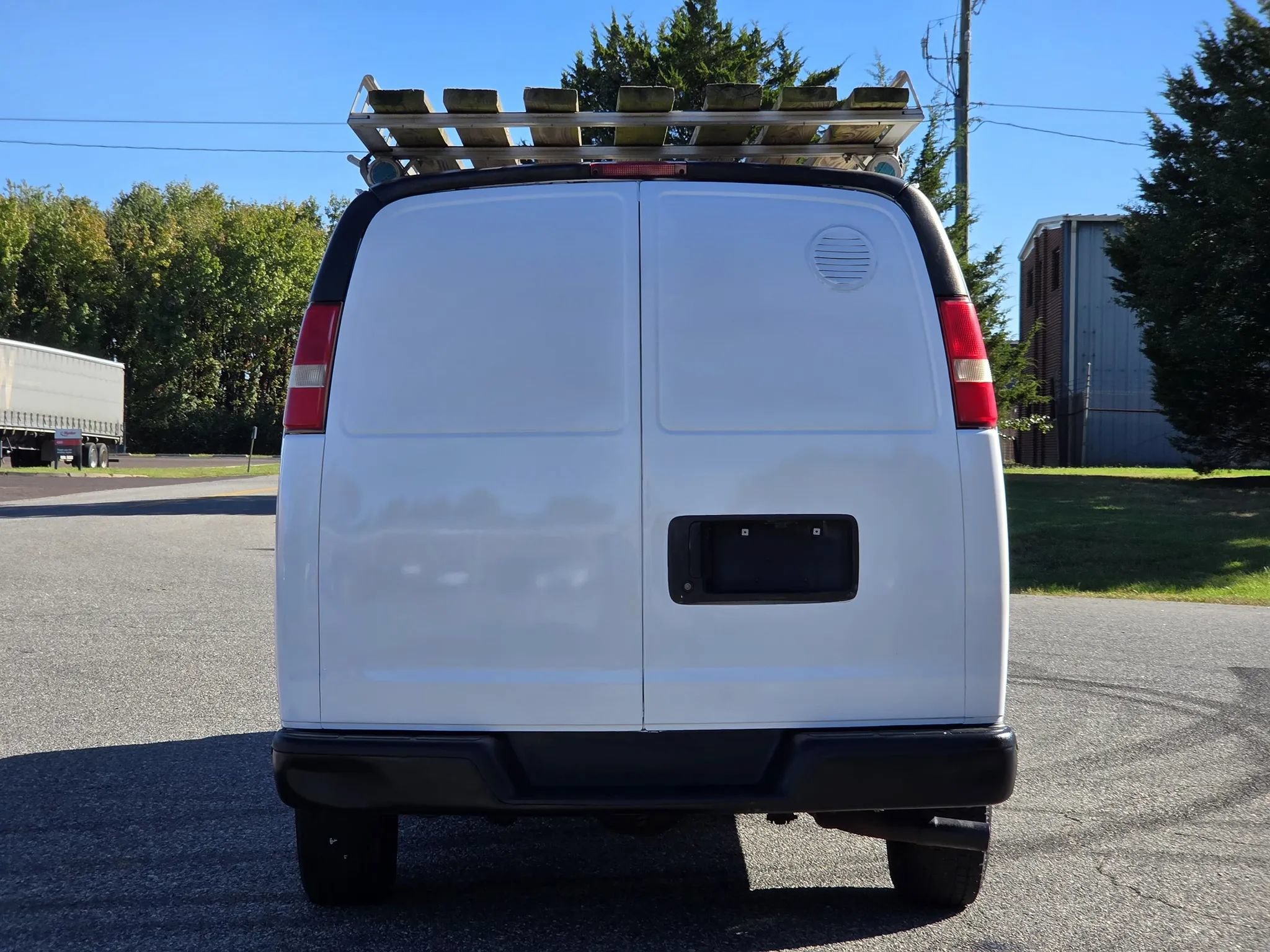 Used 2011 Chevrolet Express 2500 RWD image 3
