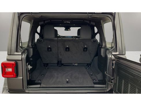 Used 2025 Jeep Wrangler Unlimited Rubicon AWD/4WD image 28