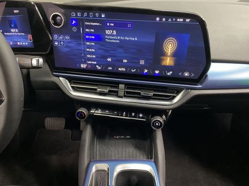 Used 2025 Chevrolet Equinox EV LT w/ Convenience Package image 23