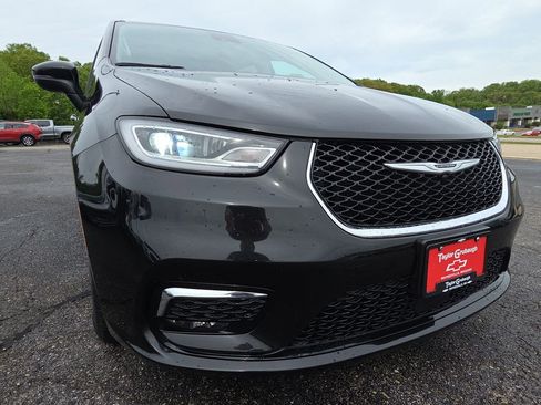 Used 2023 Chrysler Pacifica Touring-L FWD image 11