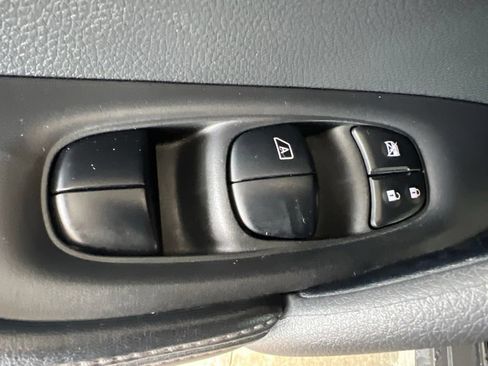 Used 2018 Nissan Rogue S AWD/4WD image 46