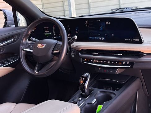 Used 2024 Cadillac XT4 Premium Luxury image 11