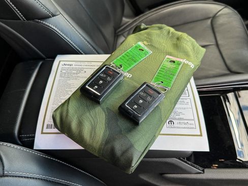 Used 2023 Jeep Grand Cherokee Overland AWD/4WD image 37