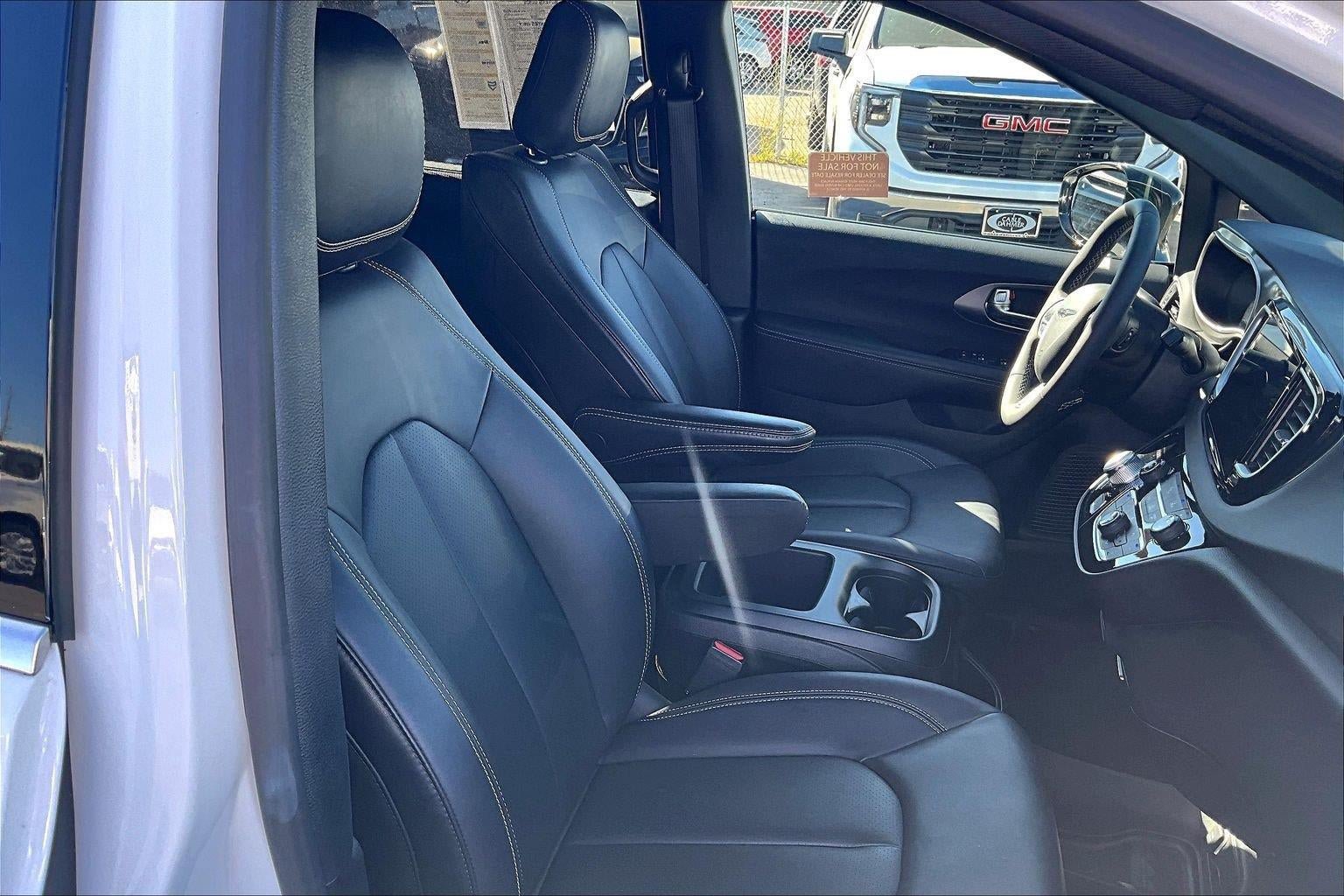 Used 2026 Chrysler Pacifica Select FWD image 7