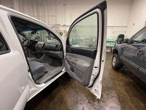 Used 2011 Toyota Tacoma 4x4 Double Cab w/ TRD Sport Pkg image 17