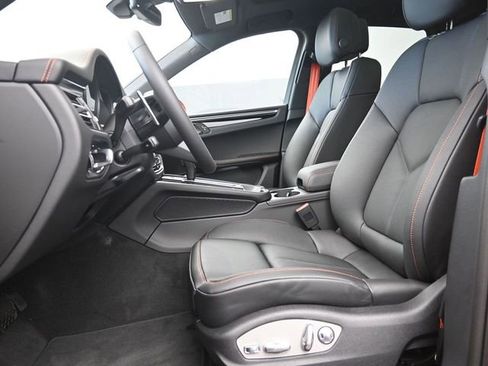 Certified 2025 Porsche Macan image 9