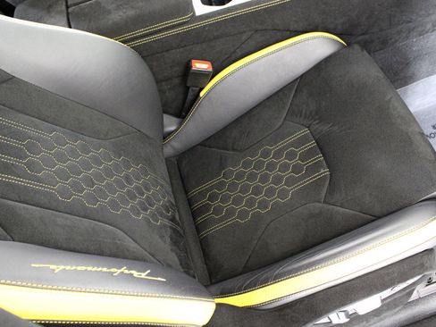 Used 2024 Lamborghini Urus Performante AWD/4WD image 26