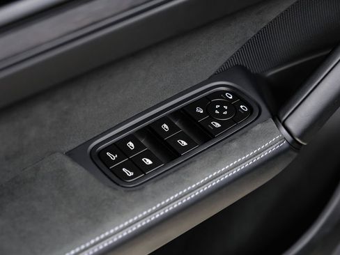 Used 2025 Porsche Cayenne GTS AWD/4WD image 59