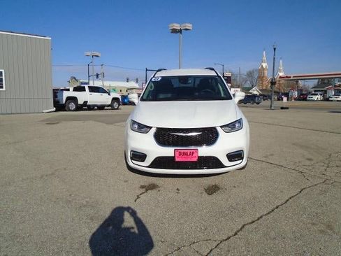 Used 2022 Chrysler Pacifica Touring-L w/ Uconnect Theater Family Group image 2