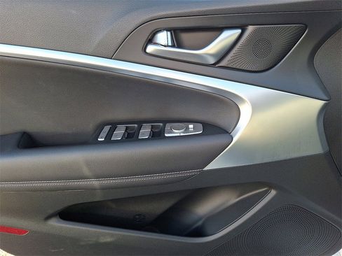 Used 2024 Genesis G70 2.5T image 13