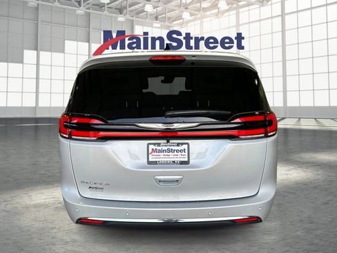 New 2026 Chrysler Pacifica Select image 4