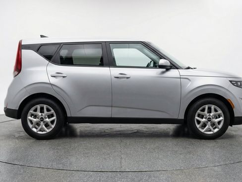 Used 2025 Kia Soul LX w/ LX Technology Package FWD image 11