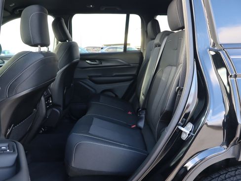 Used 2025 Jeep Grand Cherokee Laredo image 10