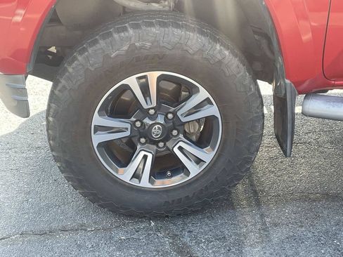 Used 2017 Toyota Tacoma TRD Sport RWD image 11