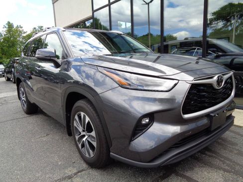 Used 2022 Toyota Highlander XLE AWD/4WD image 3