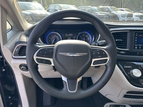 Used 2020 Chrysler Pacifica Touring image 26