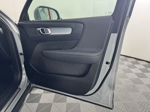 Used 2024 Volvo XC40 B5 Core image 32