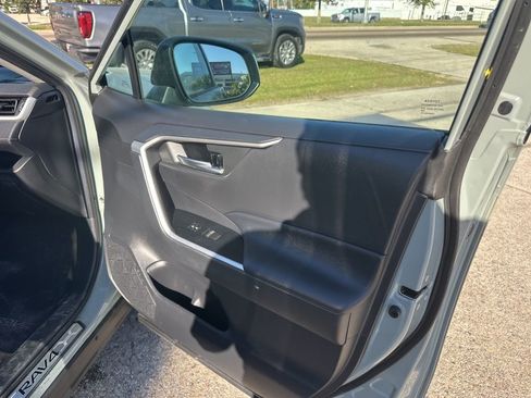 Used 2019 Toyota RAV4 XLE w/ Convenience Package image 11