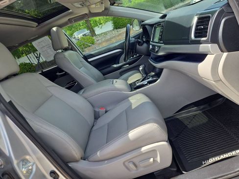 Used 2018 Toyota Highlander XLE AWD/4WD image 30