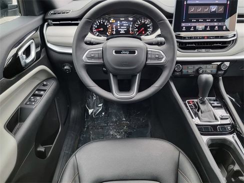 Certified 2024 Jeep Compass Limited image 31